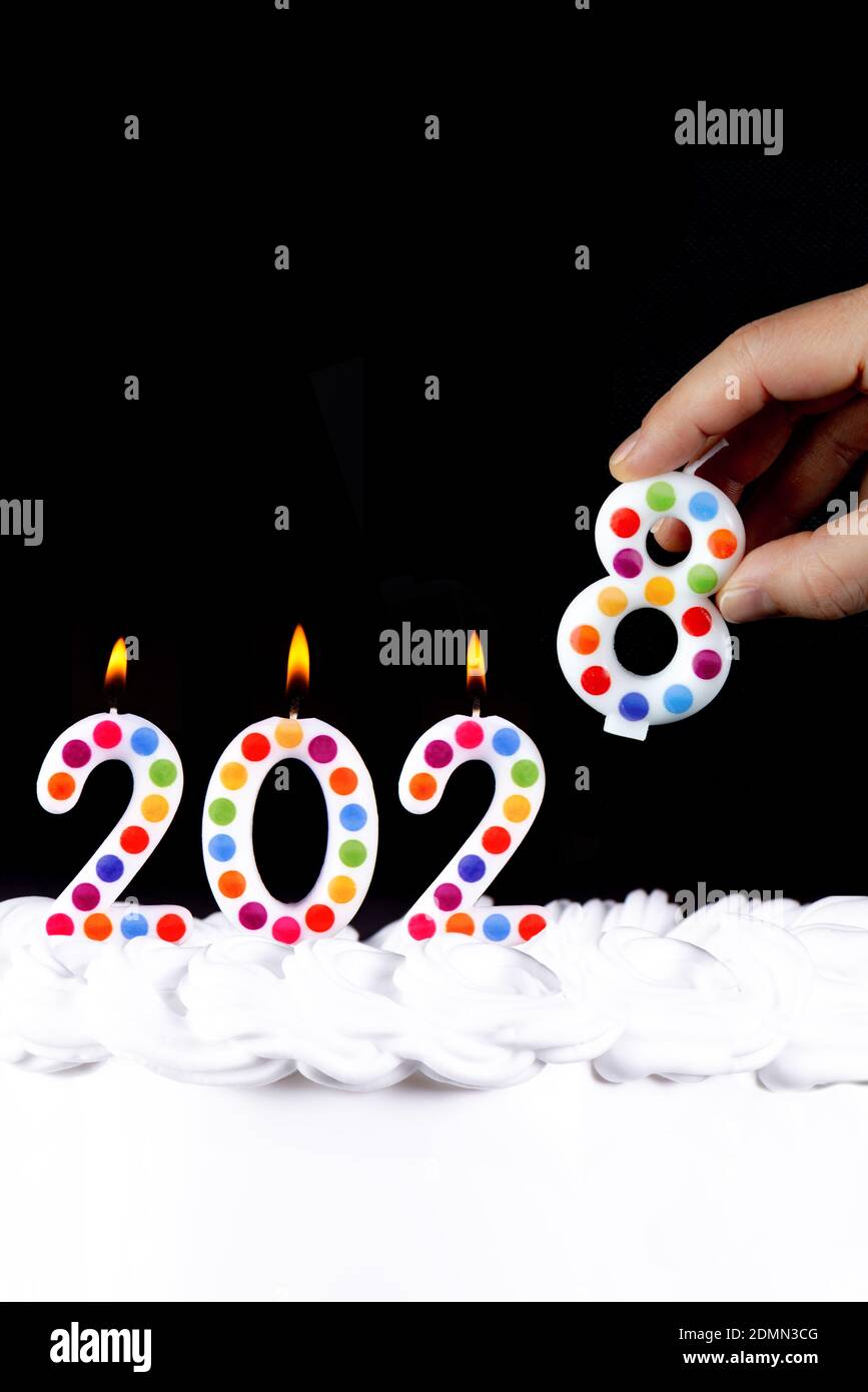 Vier weiße Kerzen Zahlen Flamme Frohes neues Jahr 2026 Hand Schwarzer Hintergrund Stockfoto