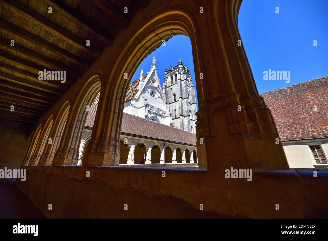 Bourg-en-Bresse (Zentral-Ostfrankreich): Kreuzgang des Königlichen Klosters von Brou und Blick auf den Kirchturm, Flamboyant gotische Architektur. Ansicht f Stockfoto