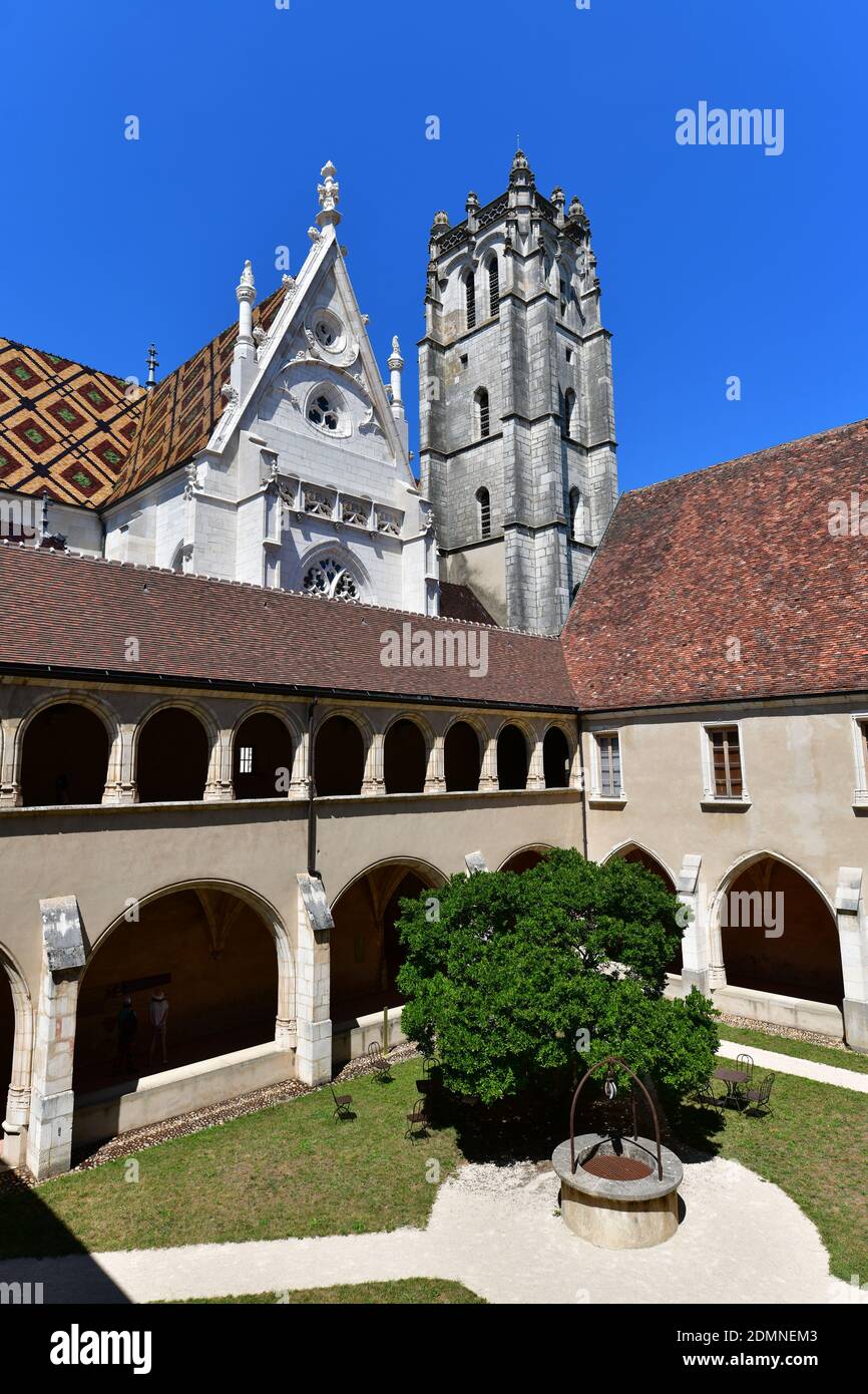 Bourg-en-Bresse (Zentral-Ostfrankreich): Kreuzgang des Königlichen Klosters von Brou und Blick auf den Kirchturm, Flamboyant gotische Architektur. Ansicht f Stockfoto