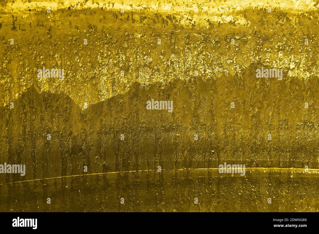 Abstrakt texturierter gelber Hintergrund aus alter bemalter Oberfläche Stockfoto