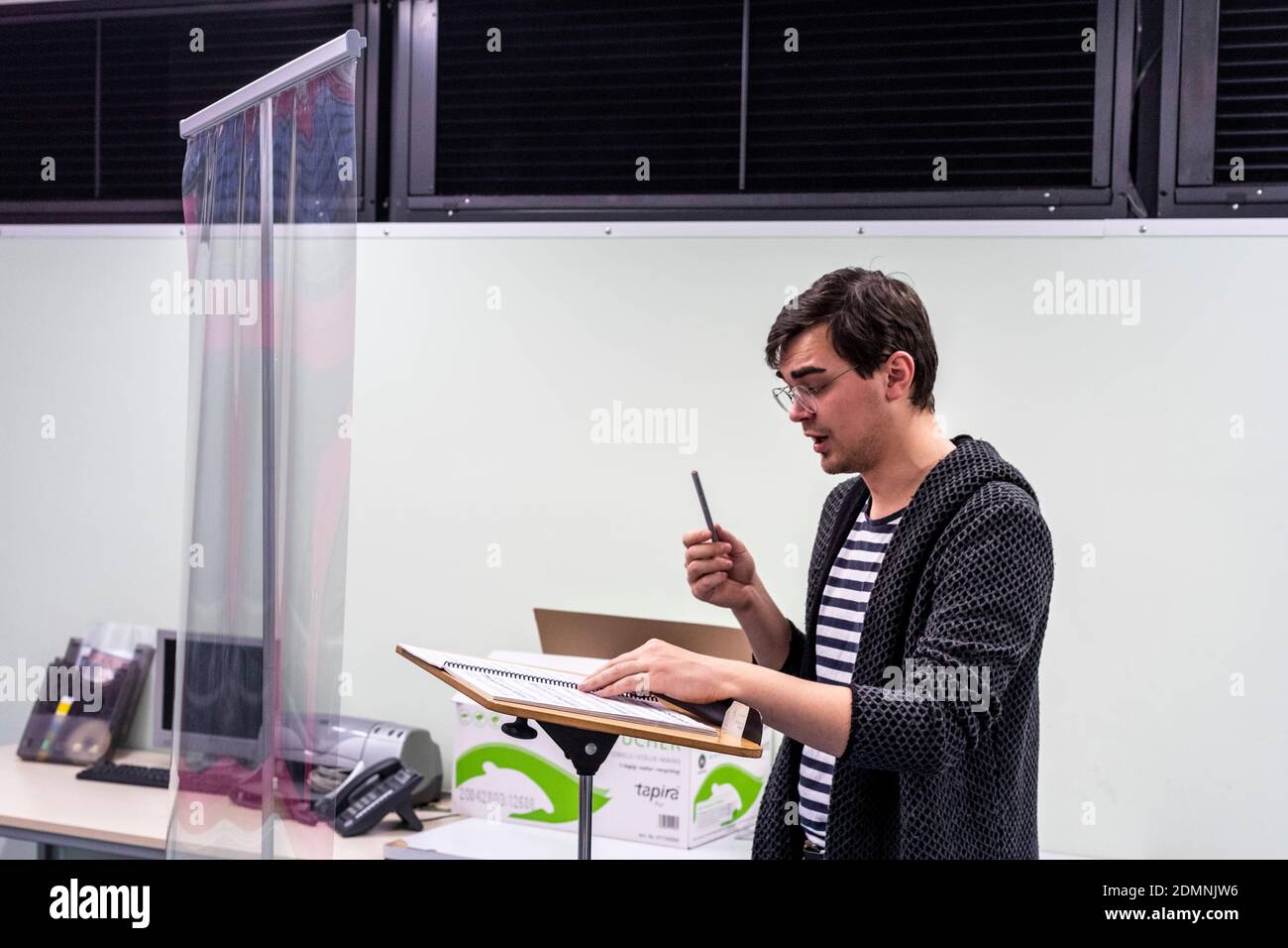 Gesangsunterricht nach einem speziell entwickelten Hygienekonzept mit Abstand und eine Plexiglasscheibe Stockfoto