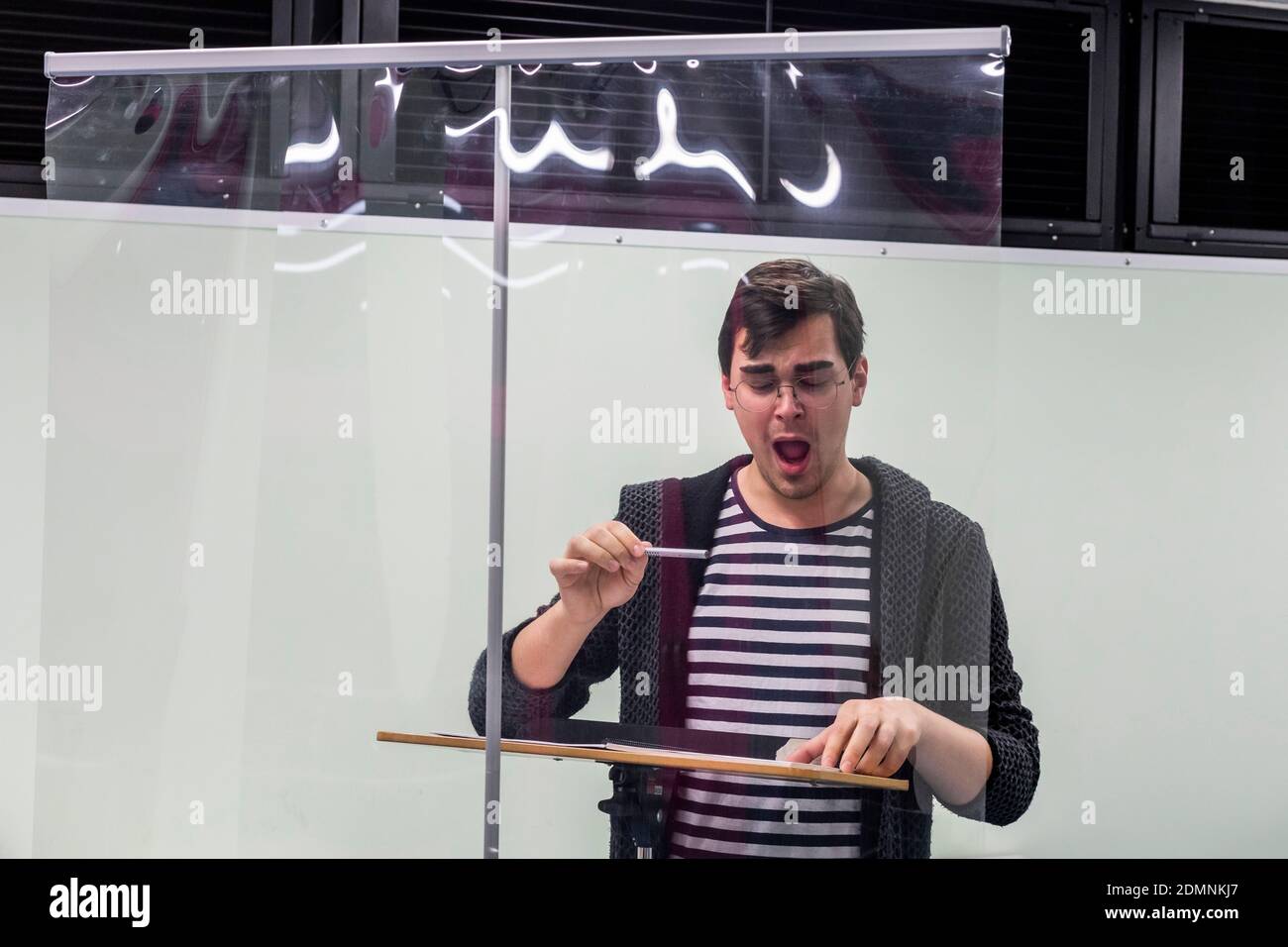 Gesangsunterricht nach einem speziell entwickelten Hygienekonzept mit Abstand und eine Plexiglasscheibe Stockfoto