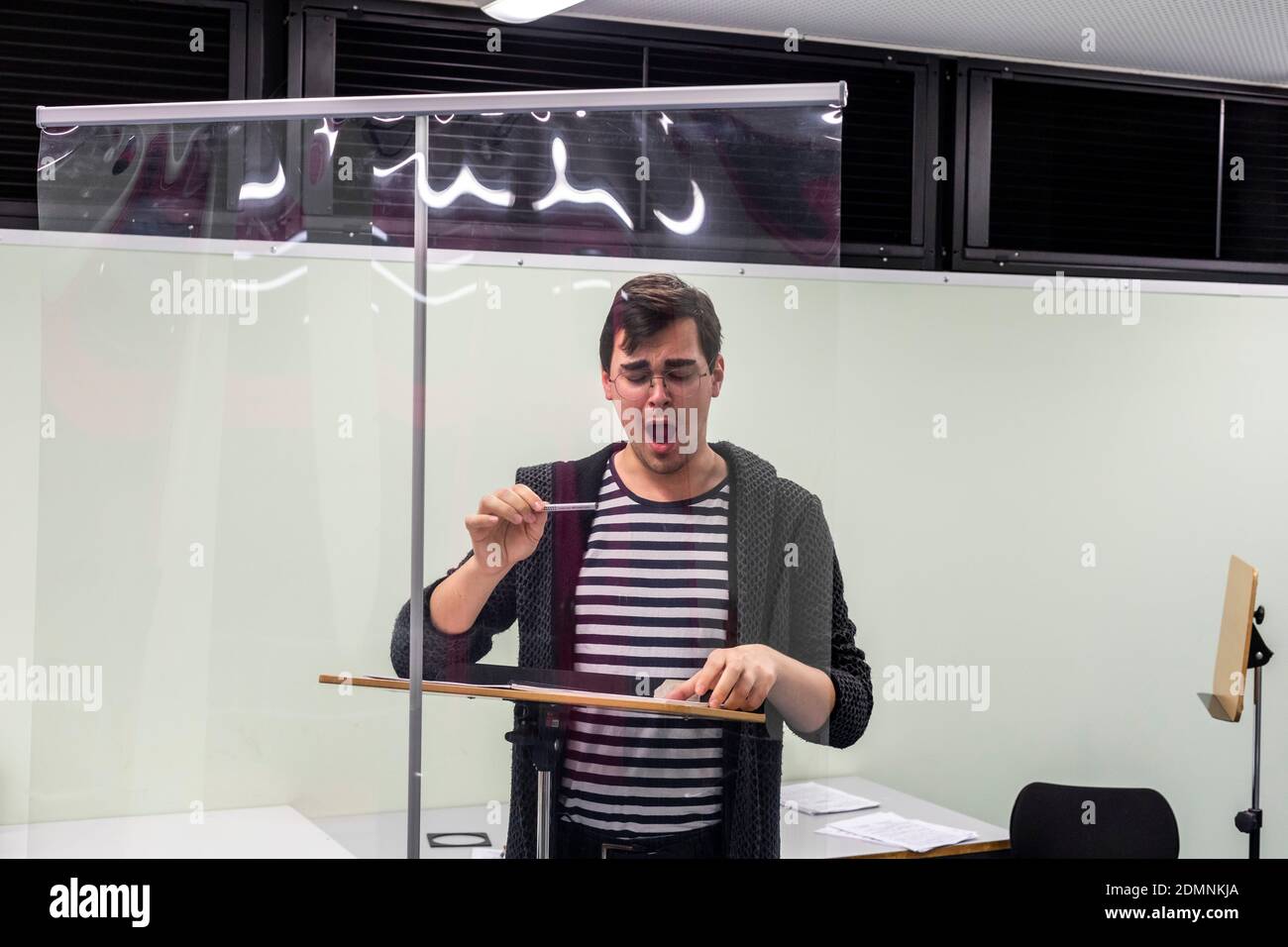 Gesangsunterricht nach einem speziell entwickelten Hygienekonzept mit Abstand und eine Plexiglasscheibe Stockfoto