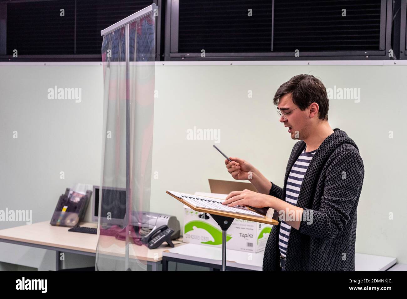Gesangsunterricht nach einem speziell entwickelten Hygienekonzept mit Abstand und eine Plexiglasscheibe Stockfoto