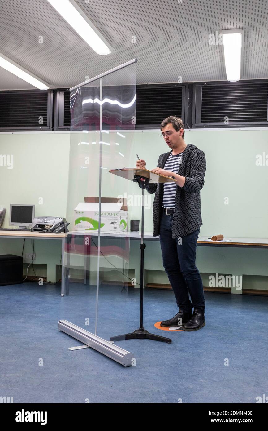 Gesangsunterricht nach einem speziell entwickelten Hygienekonzept mit Abstand und eine Plexiglasscheibe Stockfoto