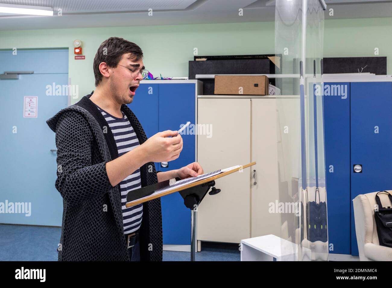 Gesangsunterricht nach einem speziell entwickelten Hygienekonzept mit Abstand und eine Plexiglasscheibe Stockfoto