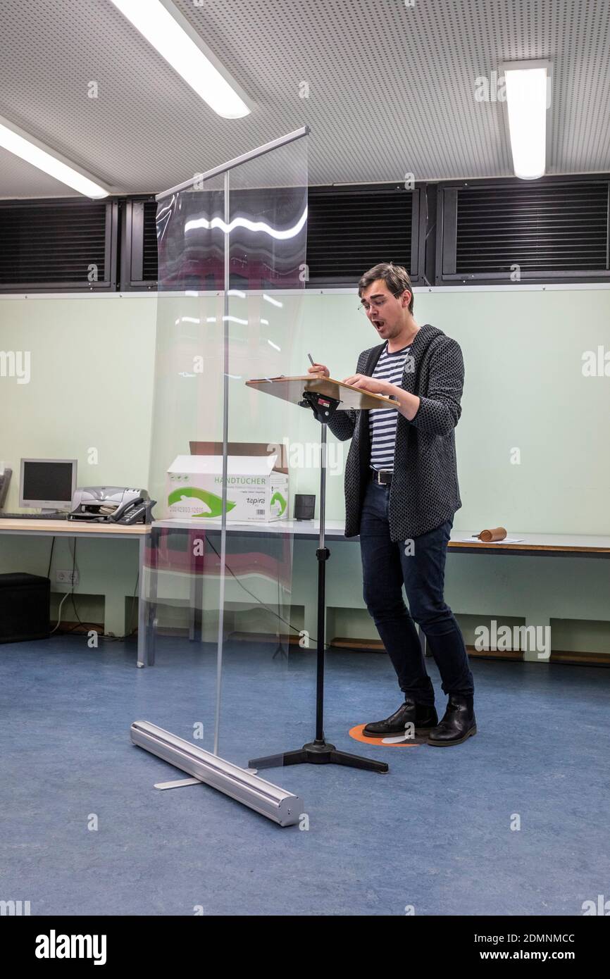 Gesangsunterricht nach einem speziell entwickelten Hygienekonzept mit Abstand und eine Plexiglasscheibe Stockfoto