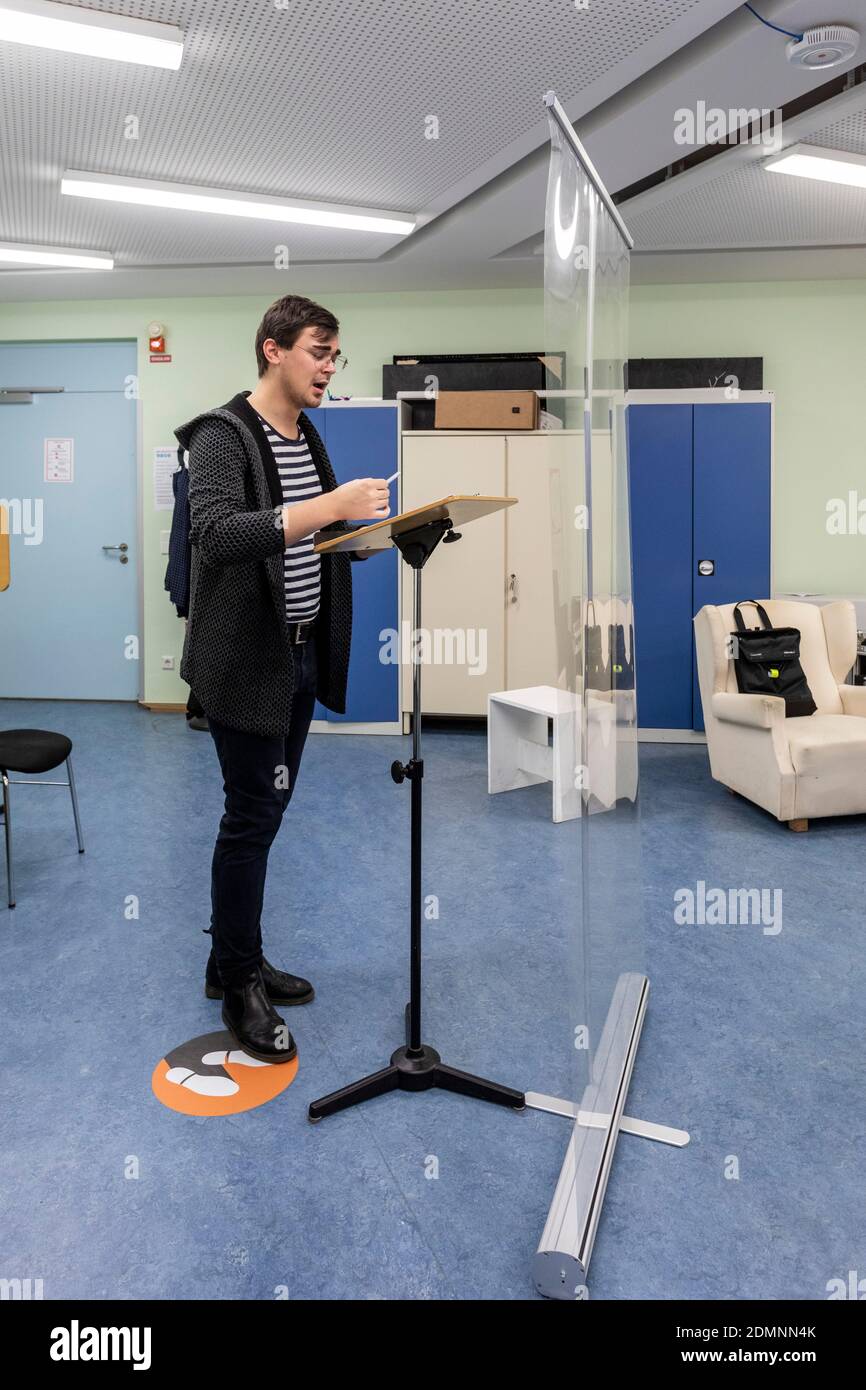 Gesangsunterricht nach einem speziell entwickelten Hygienekonzept mit Abstand und eine Plexiglasscheibe Stockfoto