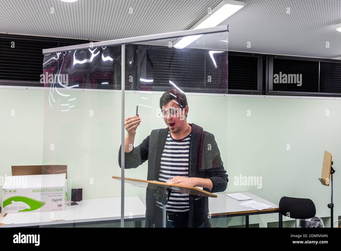 Gesangsunterricht nach einem speziell entwickelten Hygienekonzept mit Abstand und eine Plexiglasscheibe Stockfoto