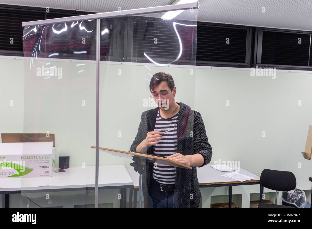 Gesangsunterricht nach einem speziell entwickelten Hygienekonzept mit Abstand und eine Plexiglasscheibe Stockfoto