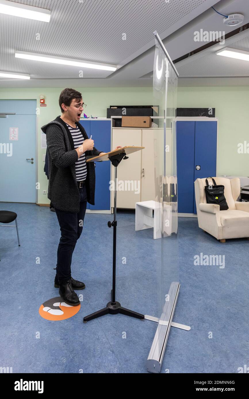 Gesangsunterricht nach einem speziell entwickelten Hygienekonzept mit Abstand und eine Plexiglasscheibe Stockfoto