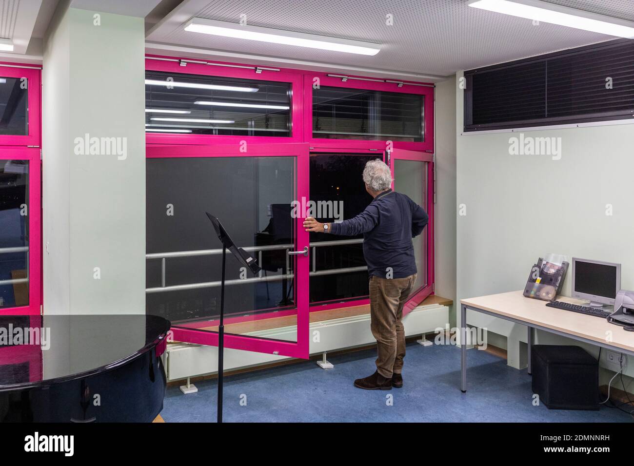 Eine häufige Belüftung ist eine der Schutzmaßnahmen am Robert Schumann Musikakademie in Düsseldorf während der Coronakrise Stockfoto