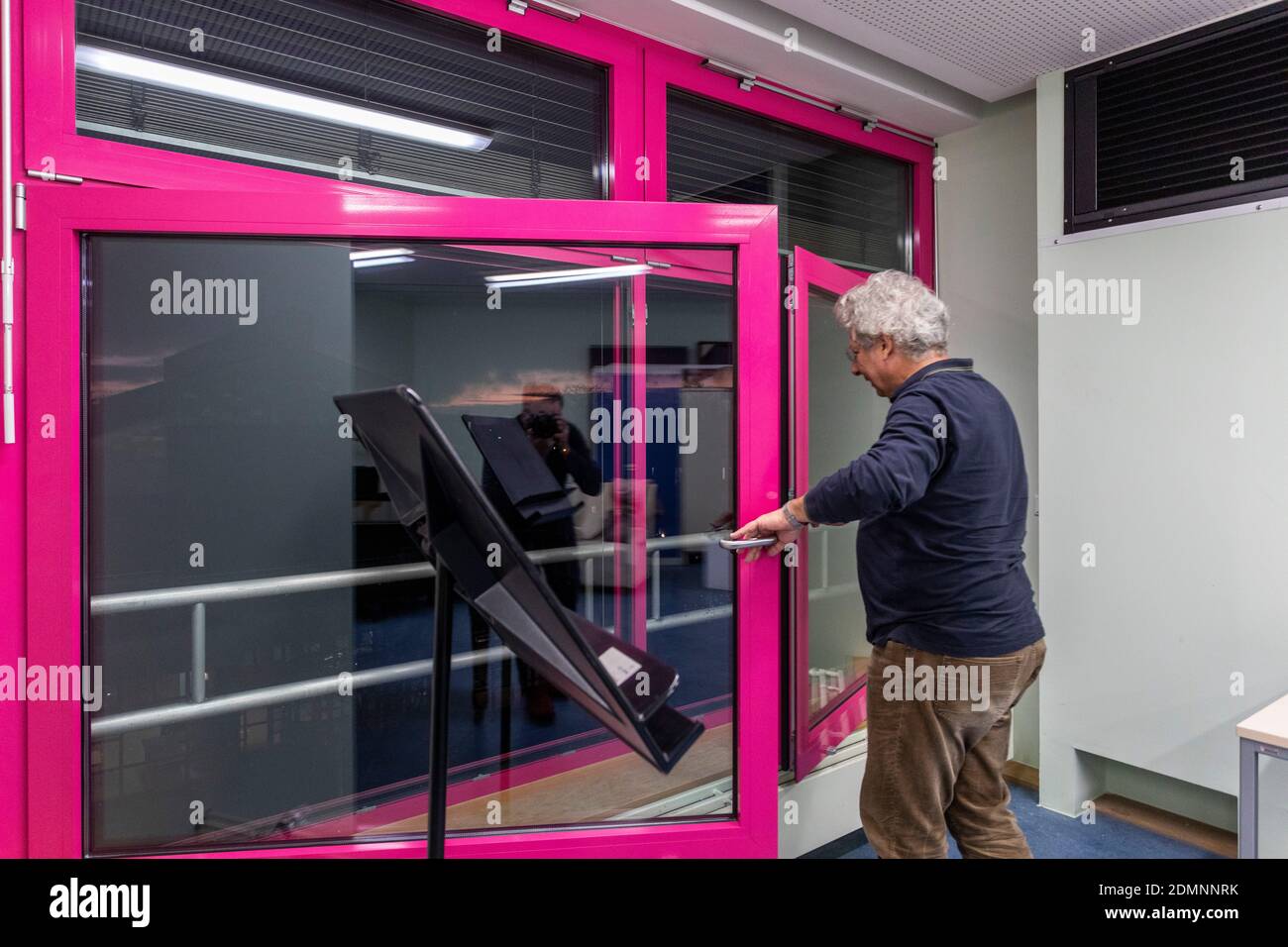 Eine häufige Belüftung ist eine der Schutzmaßnahmen am Robert Schumann Musikakademie in Düsseldorf während der Coronakrise Stockfoto