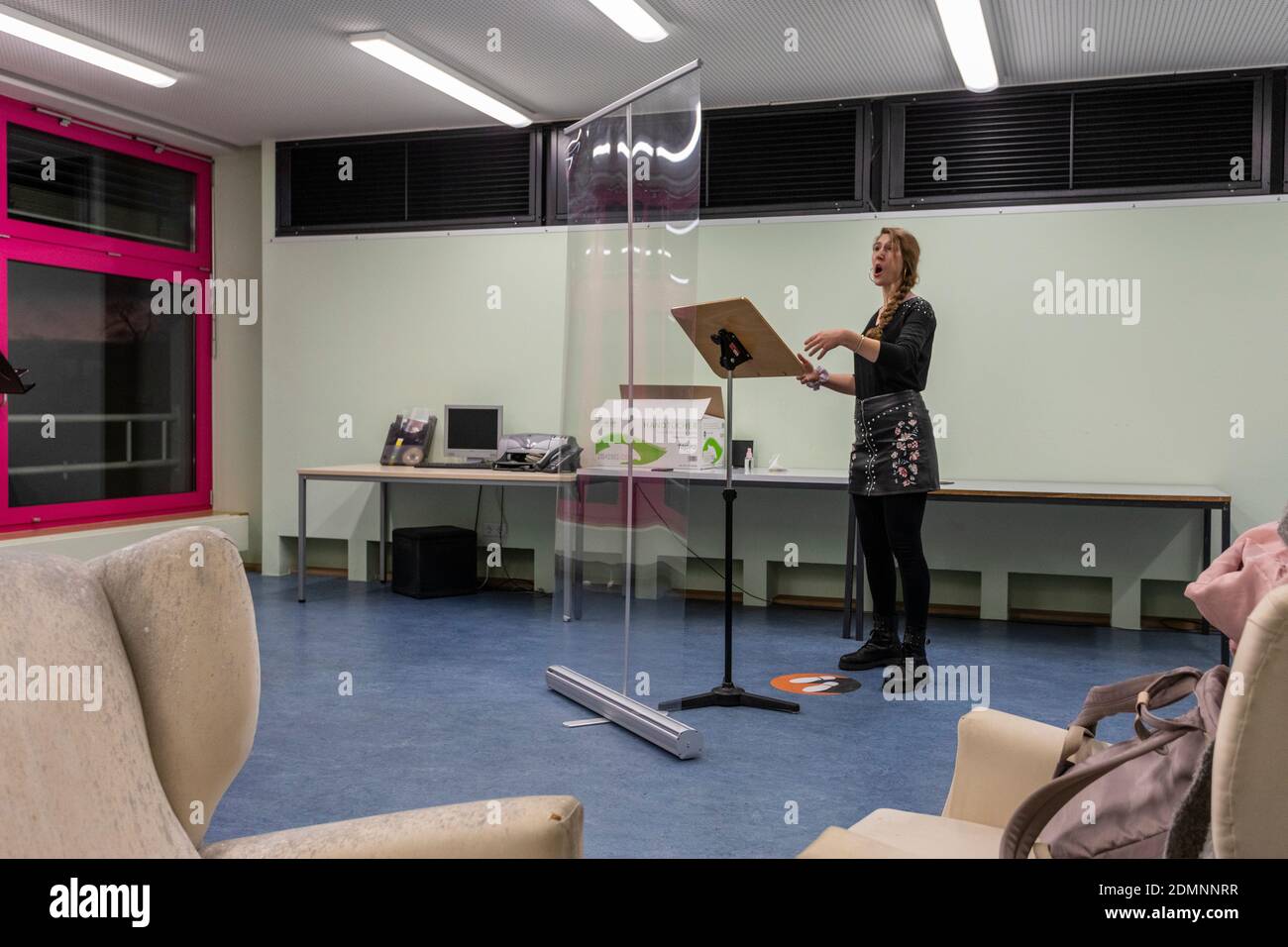 Gesangsunterricht nach einem speziell entwickelten Hygienekonzept mit Abstand und eine Plexiglasscheibe Stockfoto