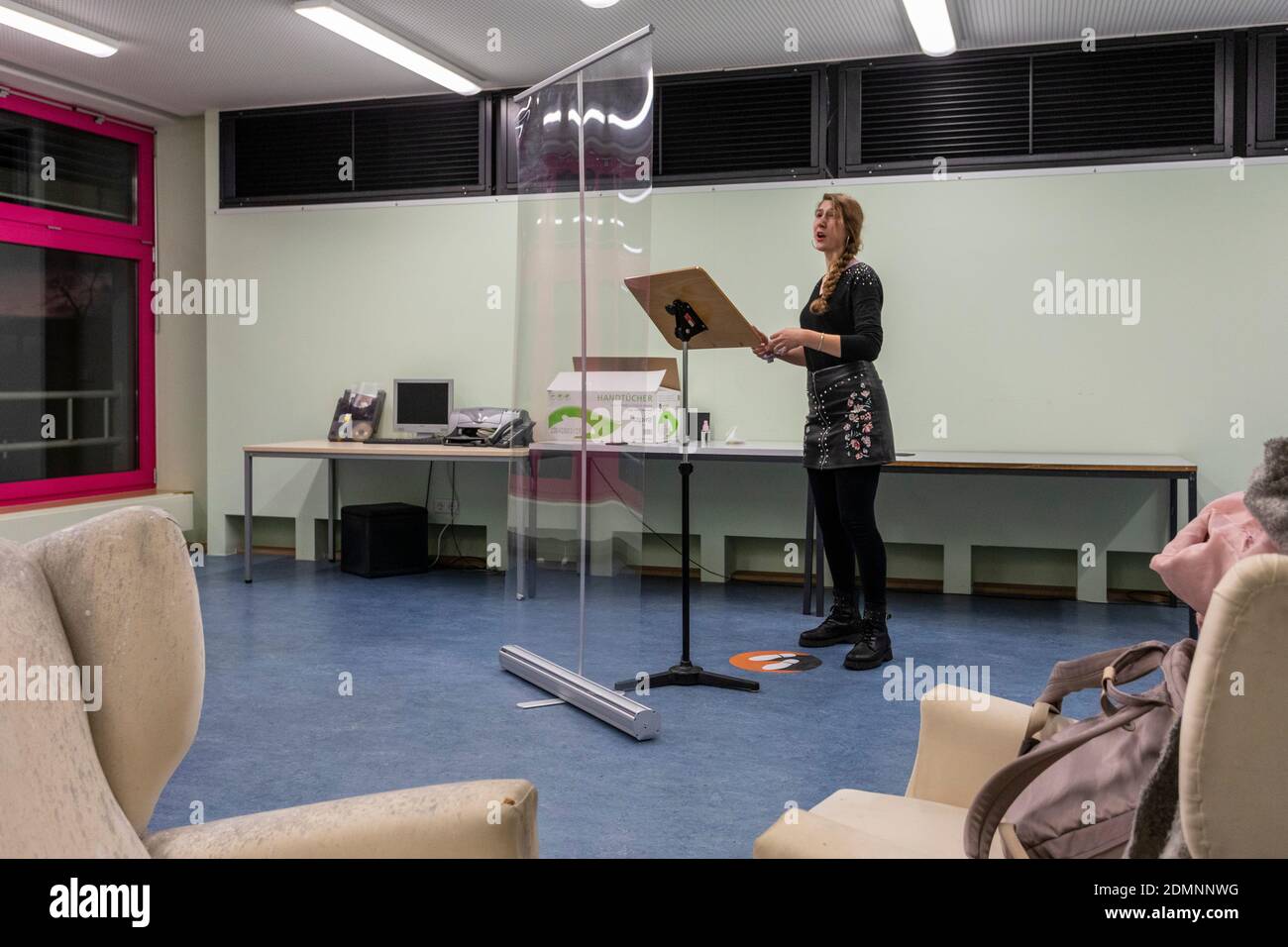 Gesangsunterricht nach einem speziell entwickelten Hygienekonzept mit Abstand und eine Plexiglasscheibe Stockfoto