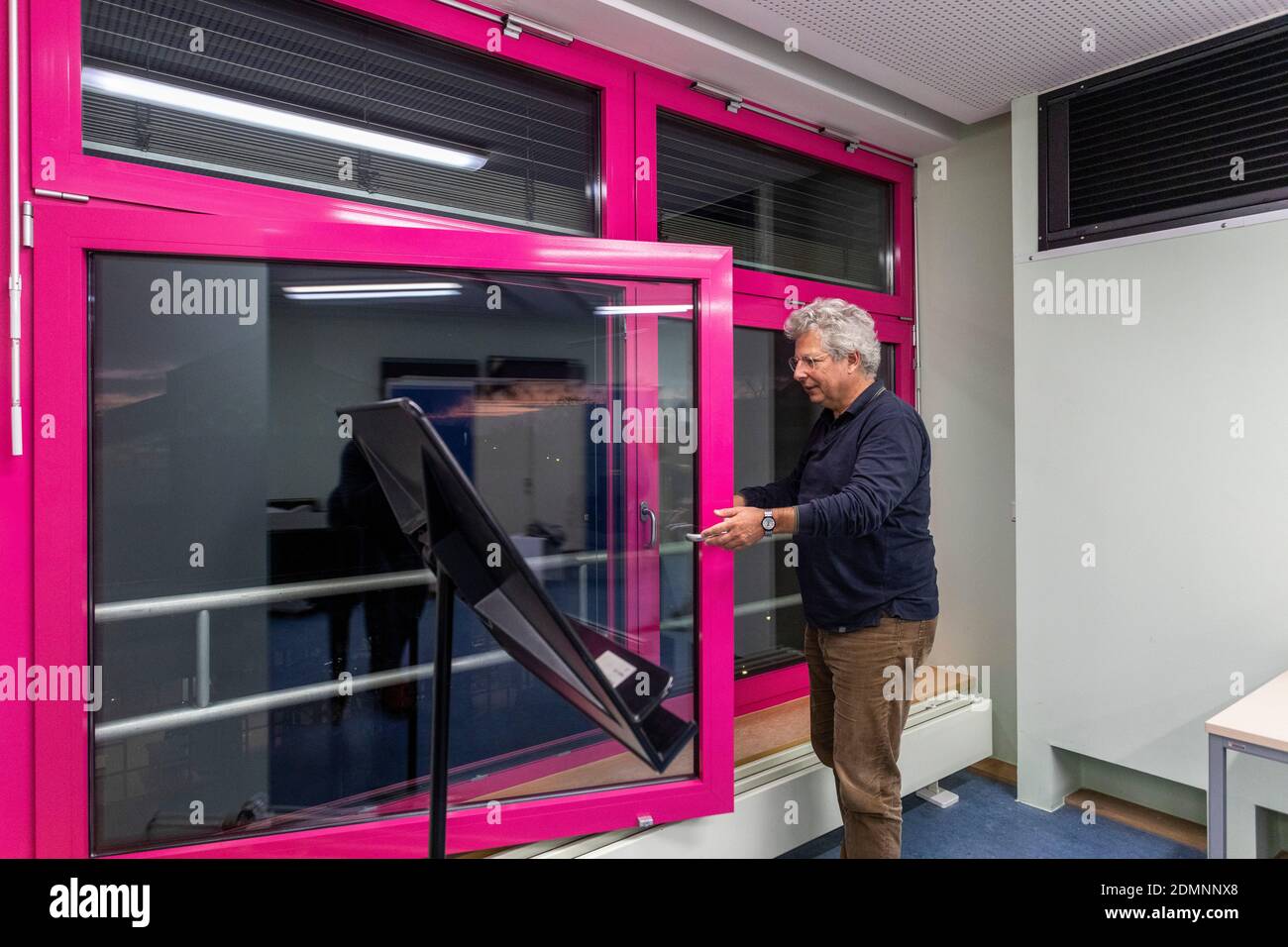 Eine häufige Belüftung ist eine der Schutzmaßnahmen am Robert Schumann Musikakademie in Düsseldorf während der Coronakrise Stockfoto
