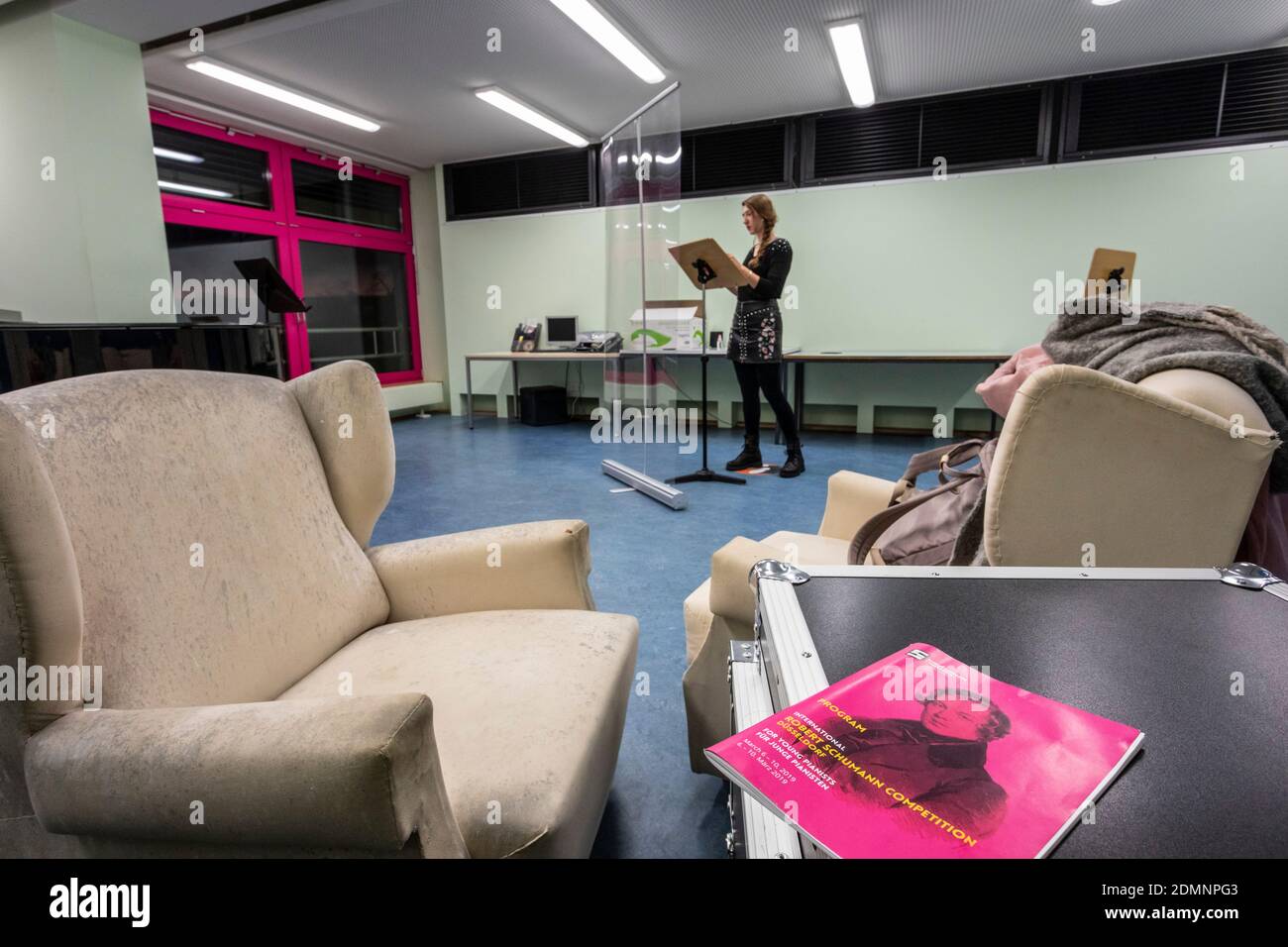 Gesangsunterricht nach einem speziell entwickelten Hygienekonzept mit Abstand und eine Plexiglasscheibe Stockfoto