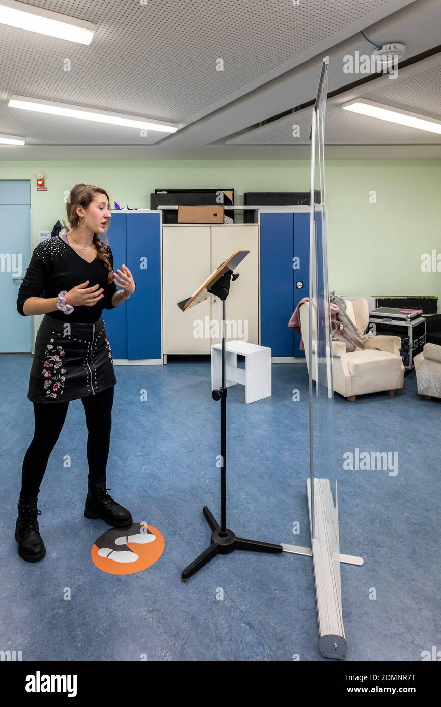 Gesangsunterricht nach einem speziell entwickelten Hygienekonzept mit Abstand und eine Plexiglasscheibe Stockfoto