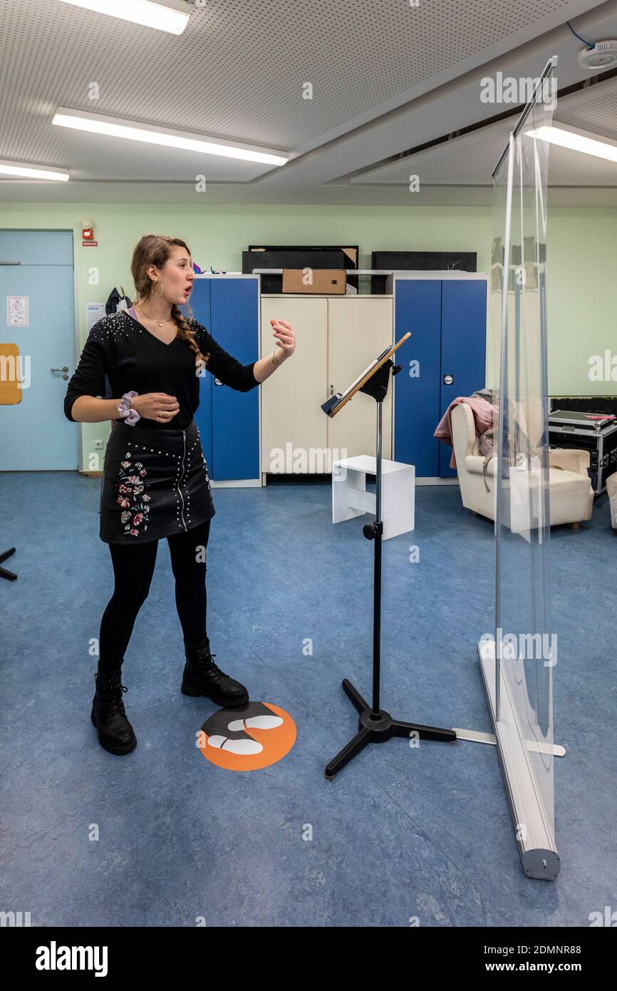 Gesangsunterricht nach einem speziell entwickelten Hygienekonzept mit Abstand und eine Plexiglasscheibe Stockfoto