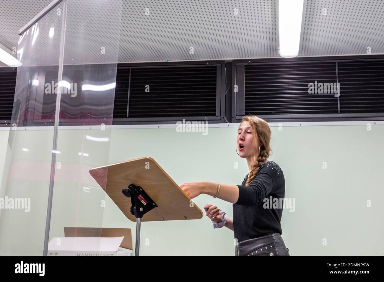 Gesangsunterricht nach einem speziell entwickelten Hygienekonzept mit Abstand und eine Plexiglasscheibe Stockfoto