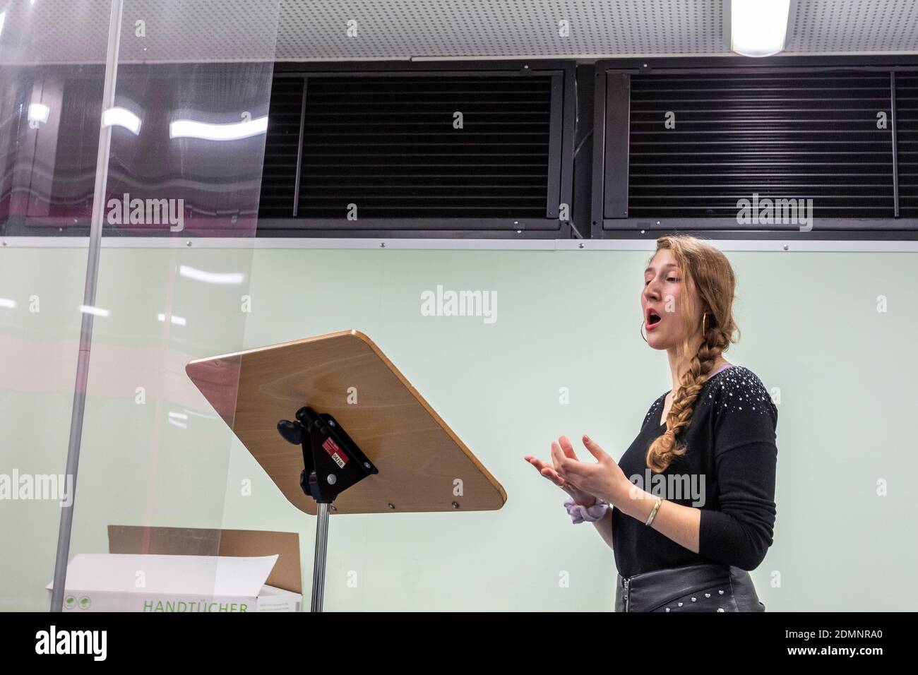Gesangsunterricht nach einem speziell entwickelten Hygienekonzept mit Abstand und eine Plexiglasscheibe Stockfoto