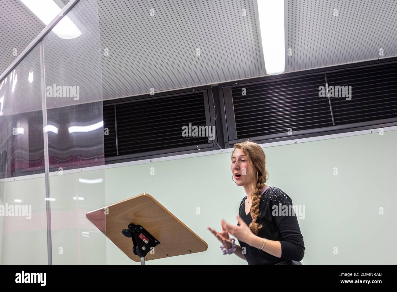 Gesangsunterricht nach einem speziell entwickelten Hygienekonzept mit Abstand und eine Plexiglasscheibe Stockfoto