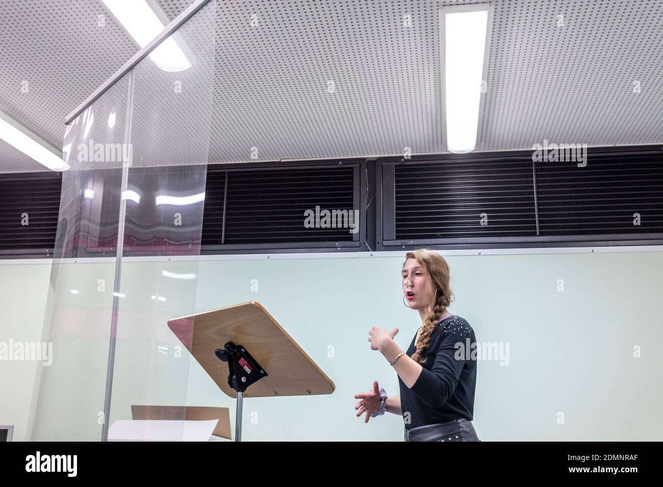 Gesangsunterricht nach einem speziell entwickelten Hygienekonzept mit Abstand und eine Plexiglasscheibe Stockfoto