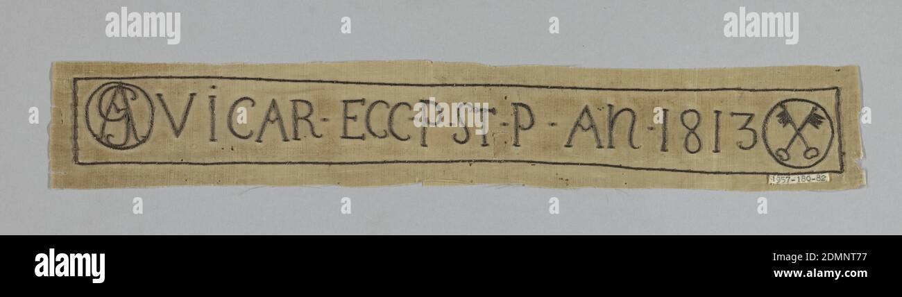 Textil, Medium: Seidenmetall Technik: Stiel Stitch Stickerei auf Taft, Streifen aus weißem Taft in Stiel Stitch bestickt, Silber am Faden gewickelt. „VIGAR. ECC. ST. P. AN. 1813' an einem Ende von einem Monogramm flankiert; auf dem anderen von gekreuzten Schlüsseln innerhalb eines Kreises., Europa, 1813, Stickereien & Stitching, Textil Stockfoto