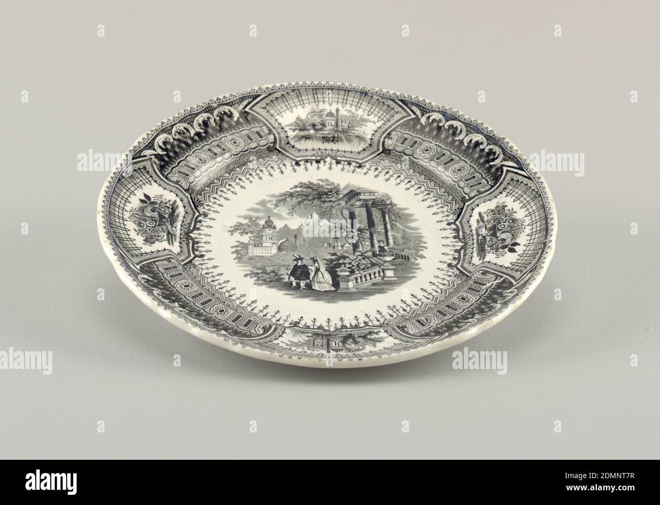 Korsika', Wood & Challinor, Steingut, Transferdruck-Dekoration, der Rand des Tellers ist leicht gefrägt. Es gibt vier Szenen um den Rand mit einer in der Mitte. Zentrale Szene zeigt zwei Figuren in einem Garten. Schwarzes Design auf weißem Teller. Mitte des 19. Jahrhunderts, Keramik, Dekorative Kunst, Teller, Teller Stockfoto