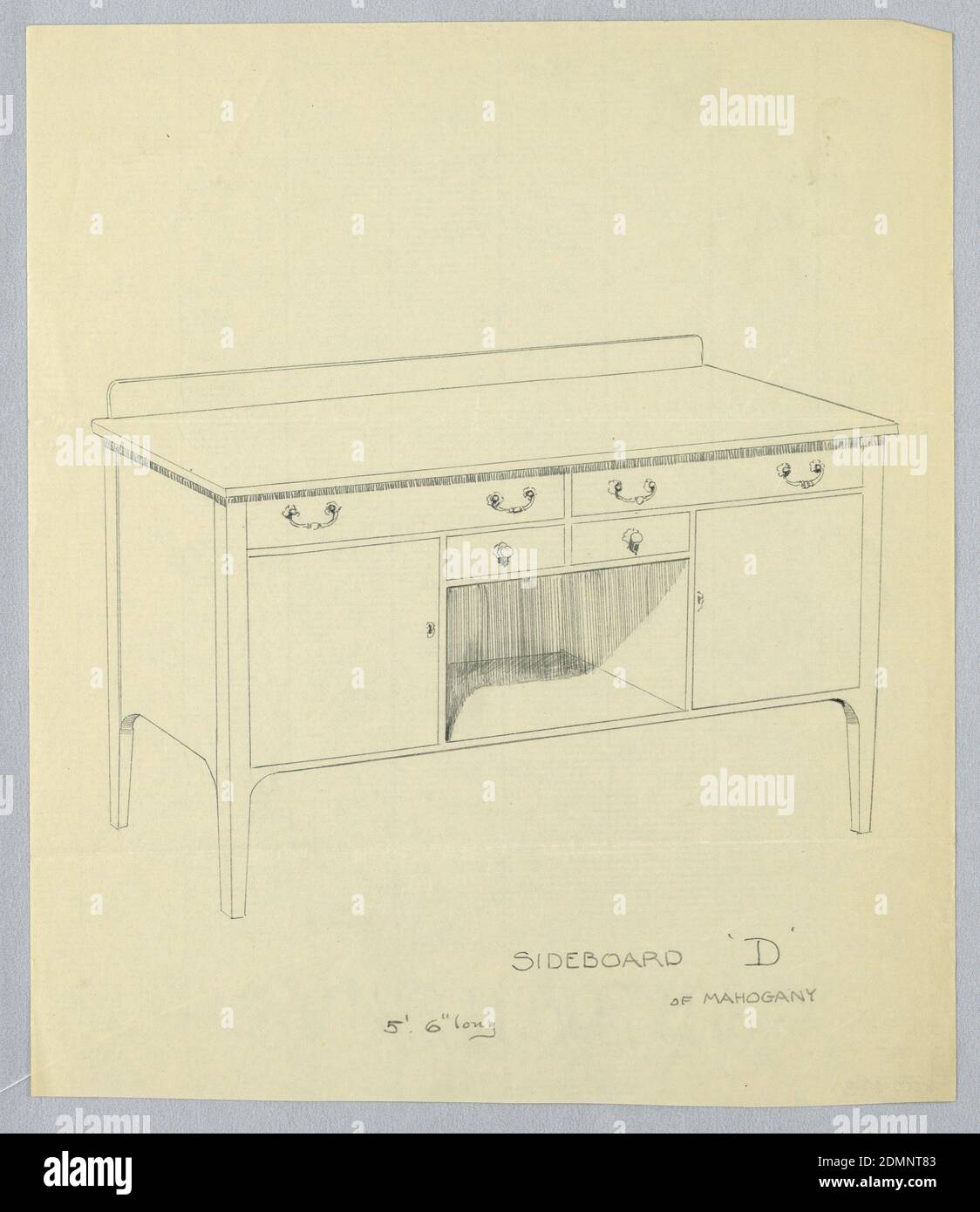 Design für Sideboard 'D' von Mahagoni, A.N. Davenport Co., Graphit auf dünnem Papier, rechteckiges Sideboard auf vier kurzen, verjüngten Beinen; dreigliedrige Front mit Nischenmitte, gekrönt von zwei kleinen Schubladen und flankiert von zwei Schrankschubladen auf beiden Seiten; niedriger Rücksplash., 1900–05, Möbel, Zeichnung Stockfoto