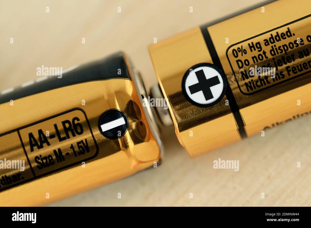 Nahaufnahme von zwei AA-Batterien mit Plus und Minus Zeichen - Konzept der Energie und positive und negative Pole Stockfoto