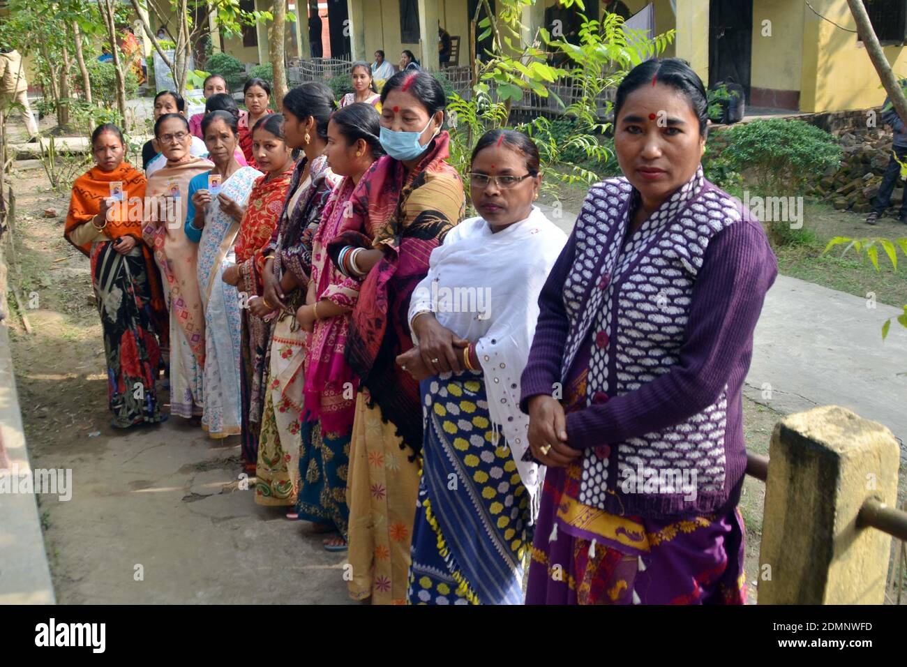 Nagaon, Assam, Indien - 17. Dezember 2020: Die Wähler stehen in der Schlange an einer Polling Station während der Tiwa Autonomen Rat Wahl in Kachamari Dorf in Nagaon Bezirk Assam, Indien. Kredit: DIGANTA TALUKDAR/Alamy Live Nachrichten Stockfoto