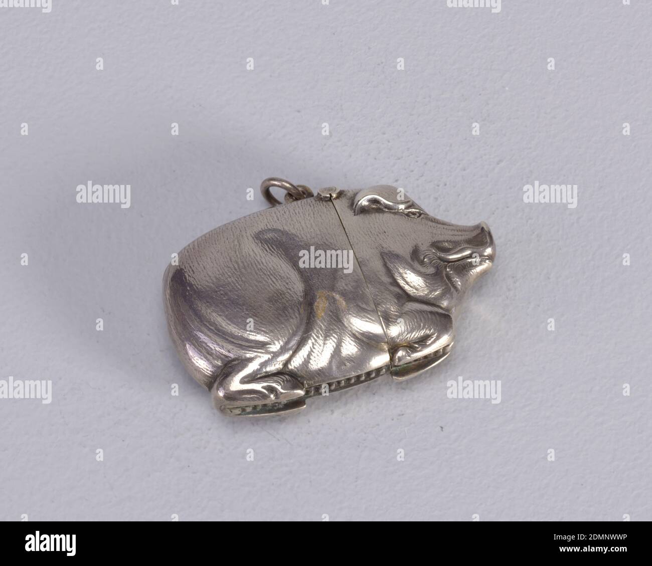 Schwein, Silber, in Form eines Schweins im Profil, Beine darunter versteckt, mit lockigen Schwanz und Floppy Ohren. Link auf der Rückseite des Schweins hinter dem Deckelscharnier befestigt. Kopf und Vorderbeine bilden den Deckel. Stürmer versenkt in Boden., Ende des 19. Jahrhunderts, Container, Dekorative Kunst, Matchsafe, Matchsafe Stockfoto