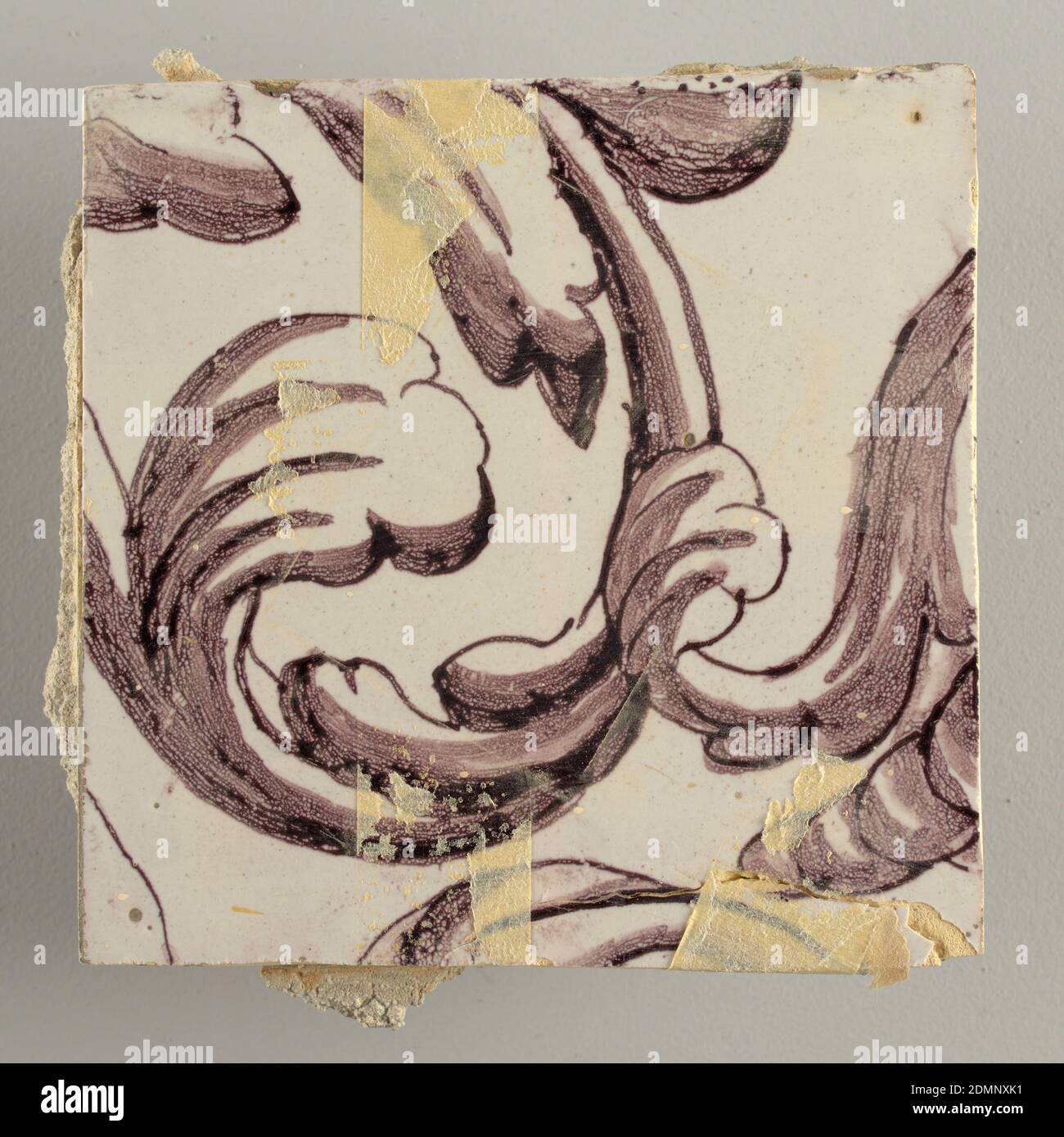 Wandverkleidungen, verzinntes Steingut, Unterglasur, zwei vertikale Rechtecke, 23 Kacheln hoch. A) neun Steine oben breit, sieben Steine unten breit. B) zehn und eineinhalb Fliesen breit., Arabesque Design von Laub. A) mit zentrierter Figur der Gerechtigkeit unter einem Baldachin. B) mit zentrierter Urne., evtl. Delft, Niederlande, evtl. Rotterdam, Holland, ca. 1725, Fliesen, Dekorative Kunst, Wandverkleidungen Stockfoto