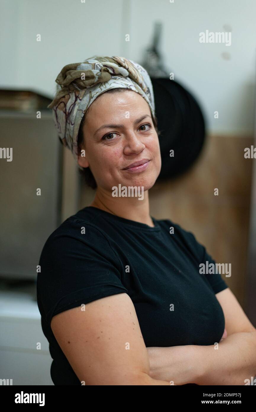 Portrait des spanischen Küchenchefs in der Restaurantküche Stockfoto