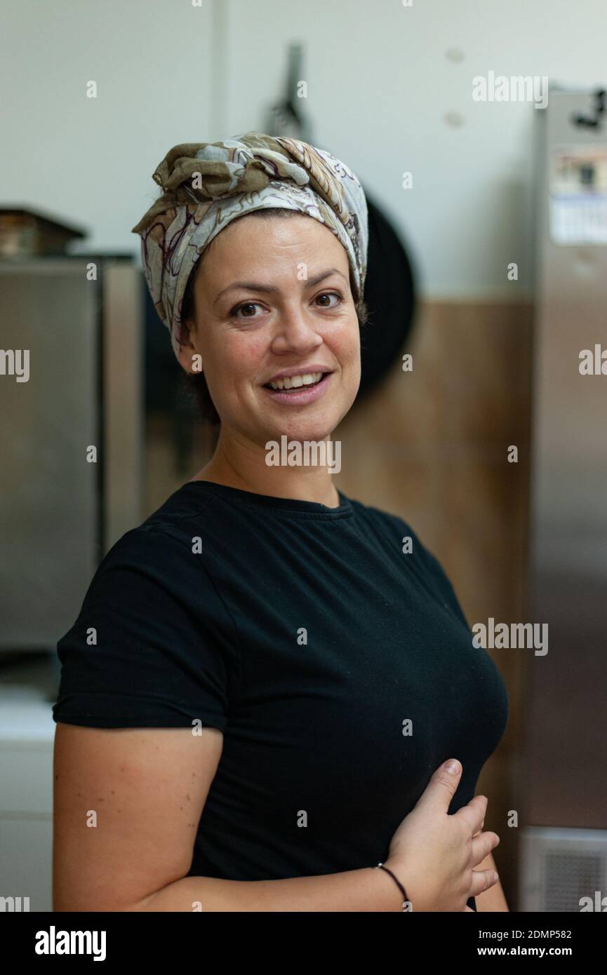 Portrait des spanischen Küchenchefs in der Restaurantküche Stockfoto