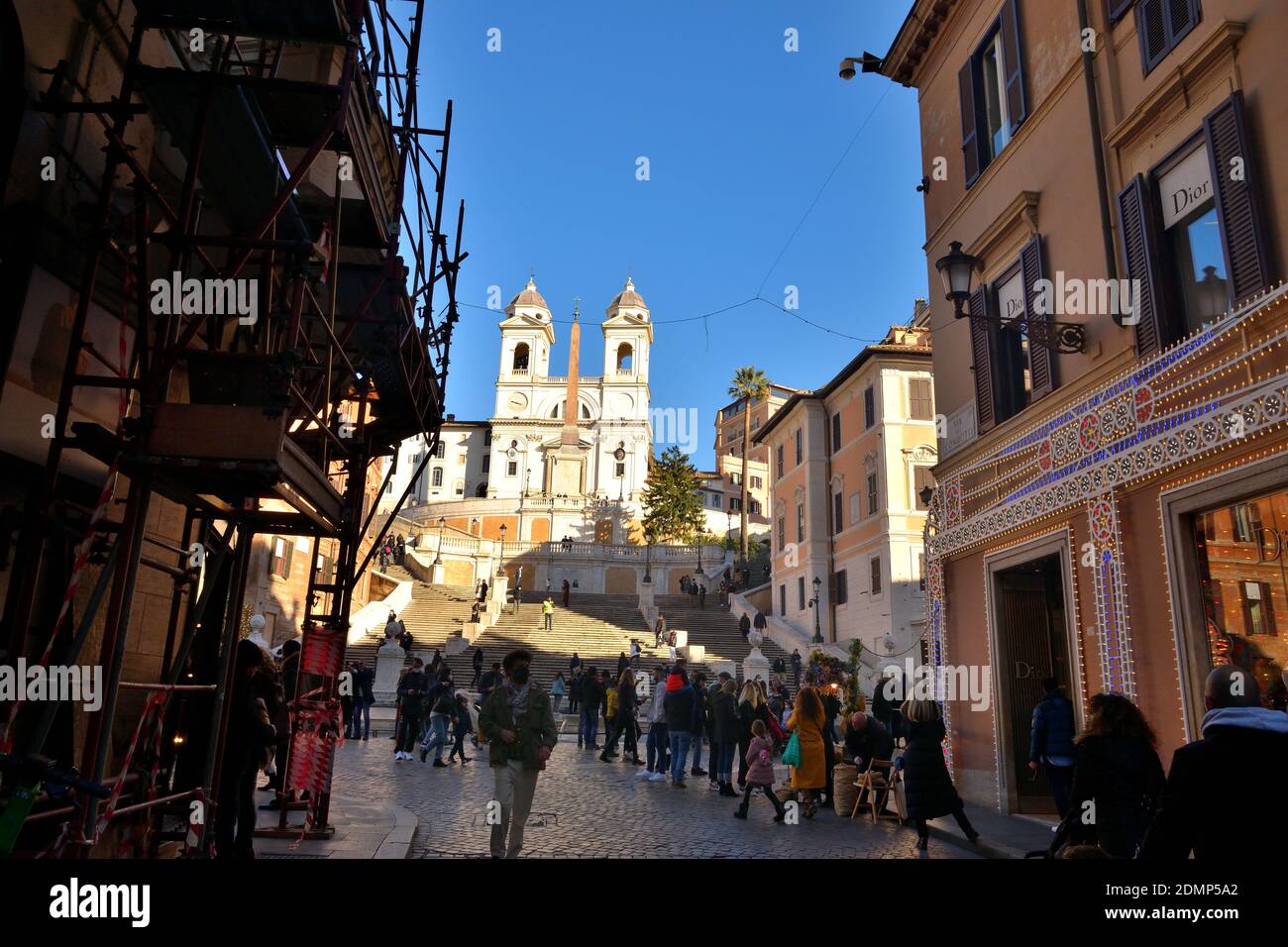 Rom, Italien, 13. Dezember 2020. Blick auf die Via dei Condotti und Trinita dei Monti während der Covid19-Epidemie. Viele Menschen, die Schutzgesicht tragen Stockfoto
