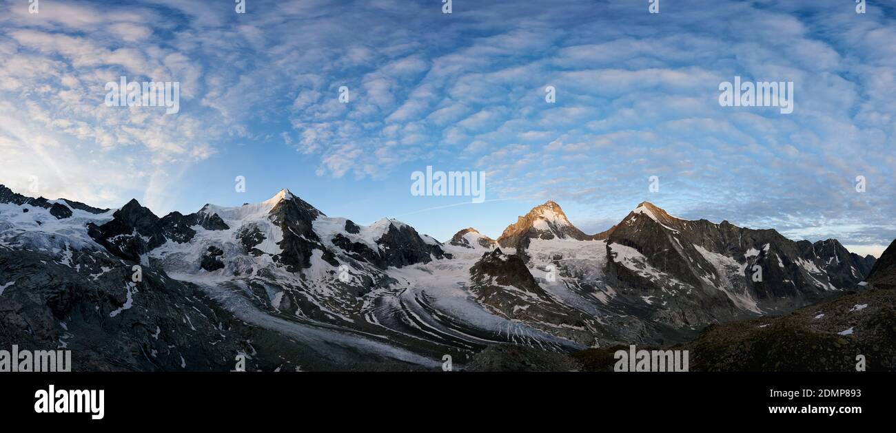 Panorama-Landschaft in sonnigen Tag mit blauem Himmel und Wolken, schöne Bergwelt mit Schnee. Wunderschöne Bergrücken mit hohen felsigen Gipfeln, Wunderland. Stockfoto
