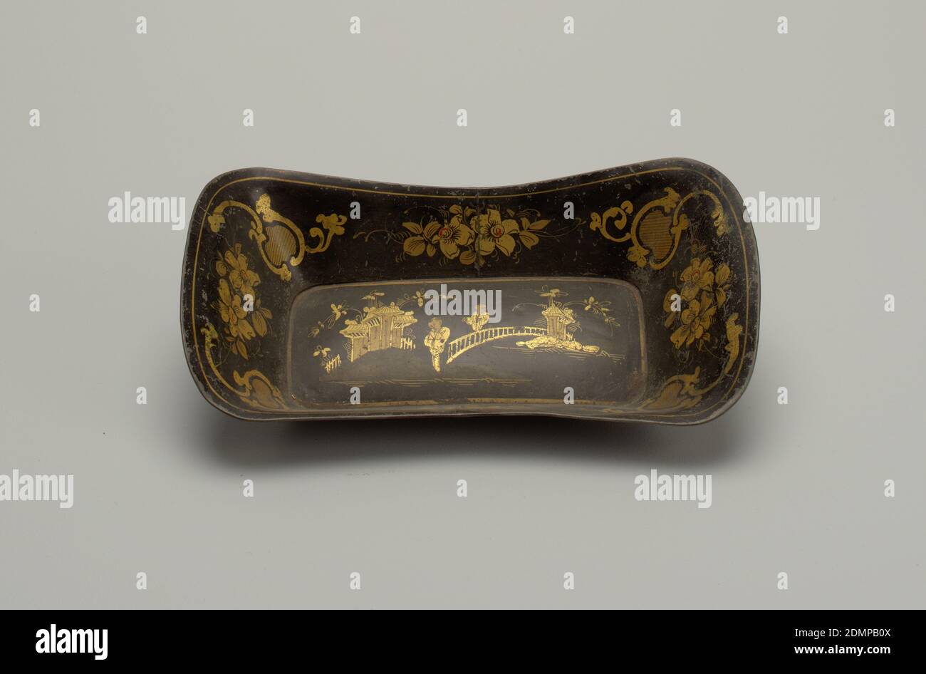 Tablett, lackiert tôle, rechteckig mit Abfackeln Seiten. Schwarzer Boden mit bemalten Chinoiserie Figuren und Blumen., Frankreich, ca. 1830, Metallarbeiten, Dekorative Künste, Tablett Stockfoto