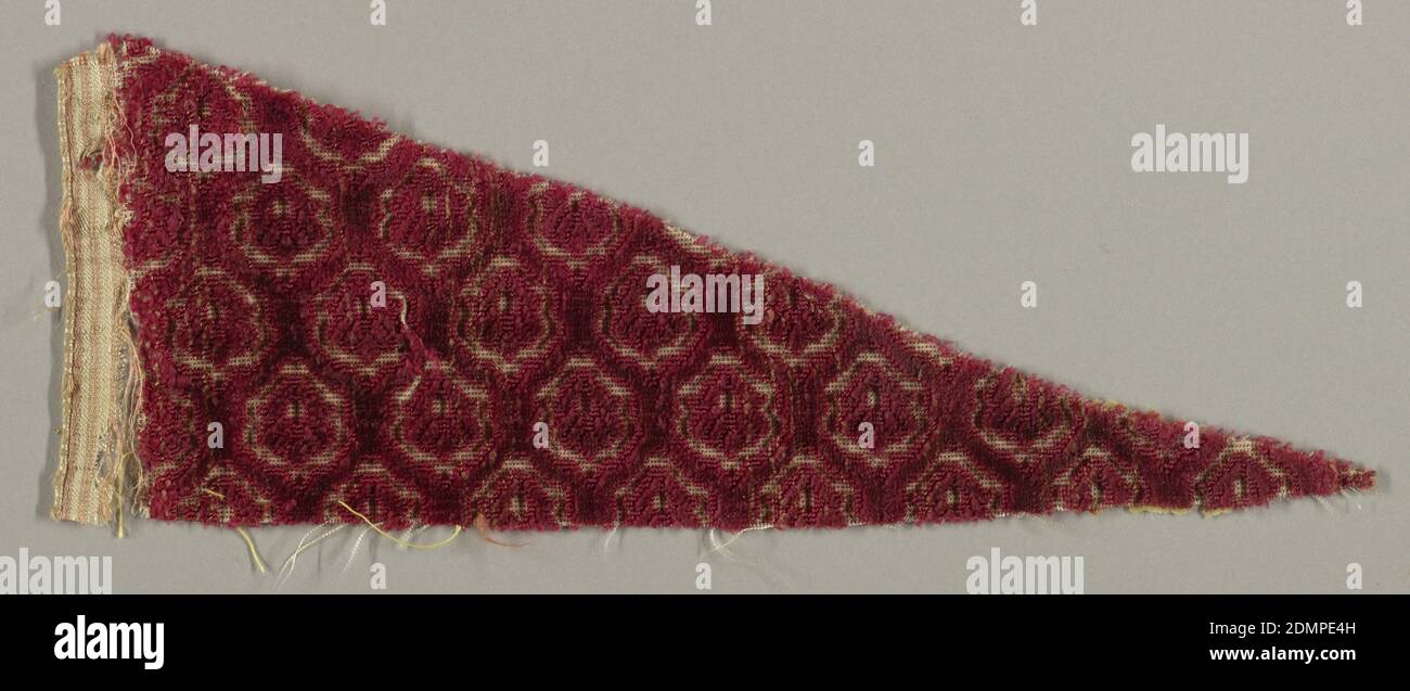 Fragment, Medium: Seidentechnik: Zugeschnittener und ungeschnittener zusätzlicher Kettstapel (Samt), Fragment aus dunkelrot geschnittenem und ungeschnittenem Samt auf cremefarbenem Boden. Oberfläche unterteilt in kleine unregelmäßige ogive-förmige Bereiche, die jeweils eine winzige Blüte umschließen., Italien, Ende 16.–Anfang 17. Jahrhundert, gewebte Textilien, Fragment Stockfoto