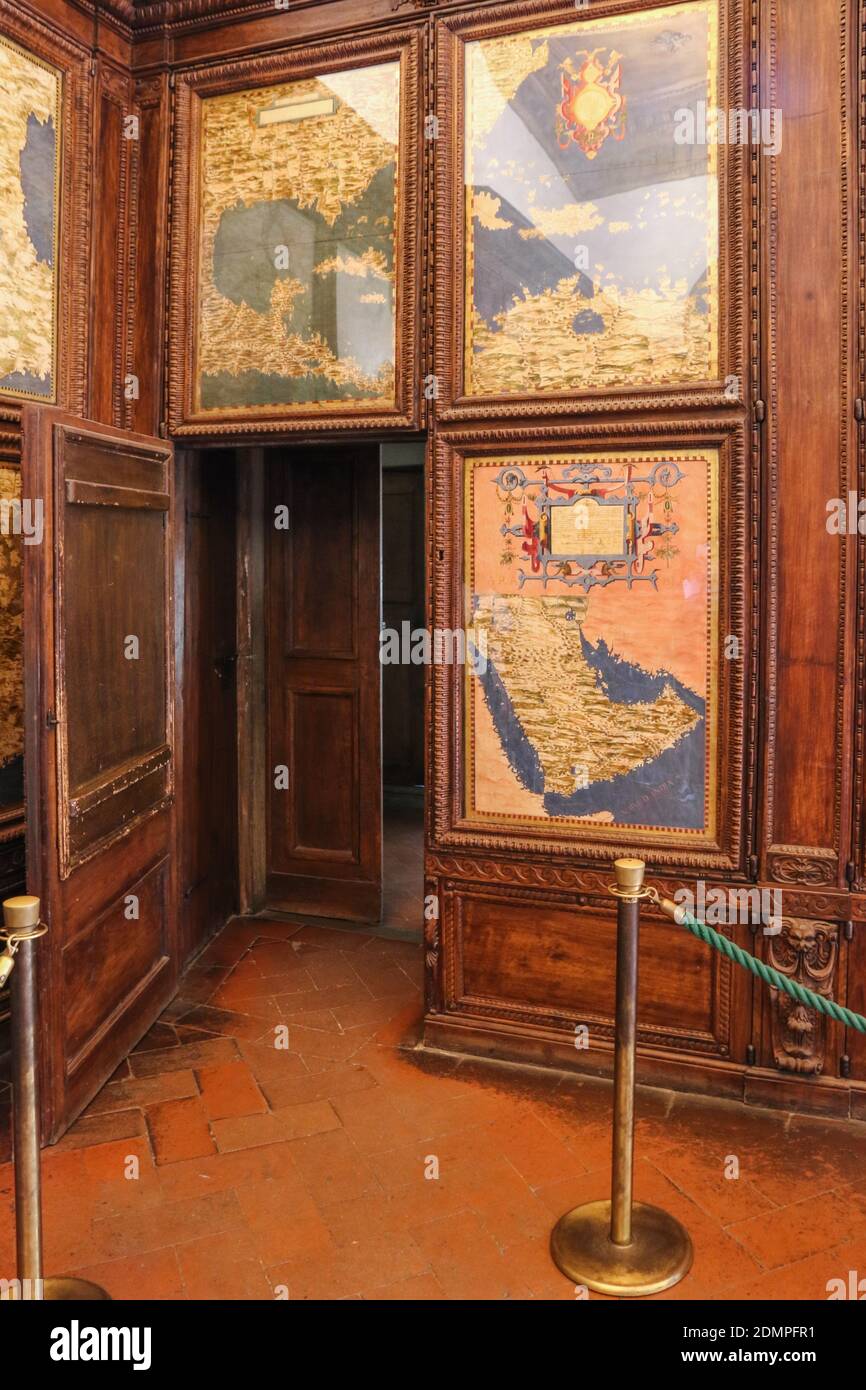 Schöne Ansicht der geheimen Tür hinter der Karte von Armenien in der berühmten Halle der geographischen Karten im Palazzo Vecchio, Florenz. Es führt zum Kleinen Stockfoto