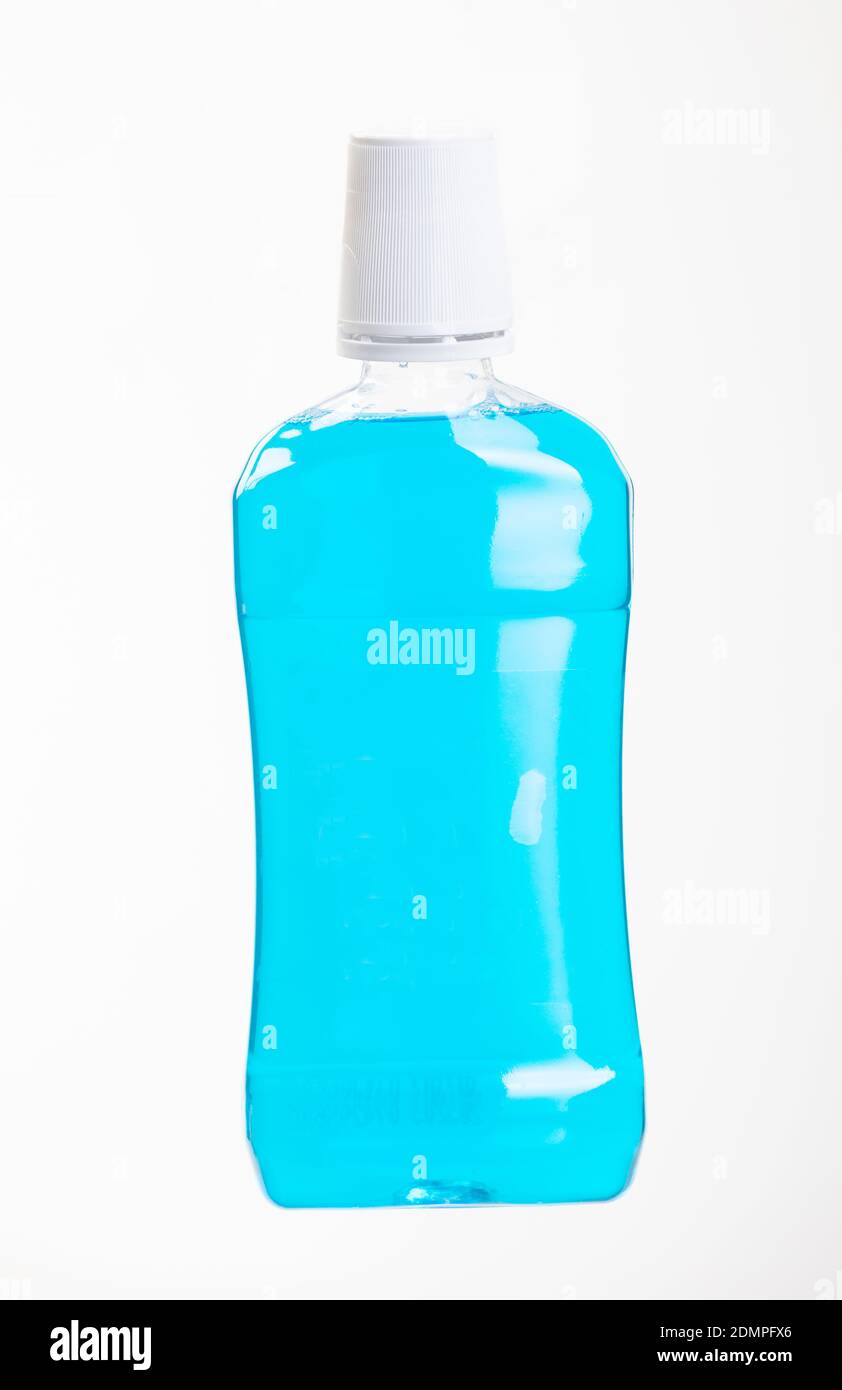 Eine Flasche Mundwasser vor weißem Hintergrund Stockfoto