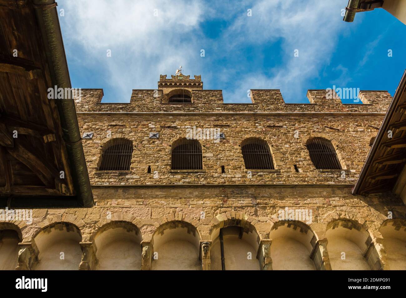 Große Nahaufnahme der façade des Palazzo Vecchio aus massivem, rustikalen Mauerwerk, Reihen von Bogenfenstern und gekrönt von Zinnen von... Stockfoto