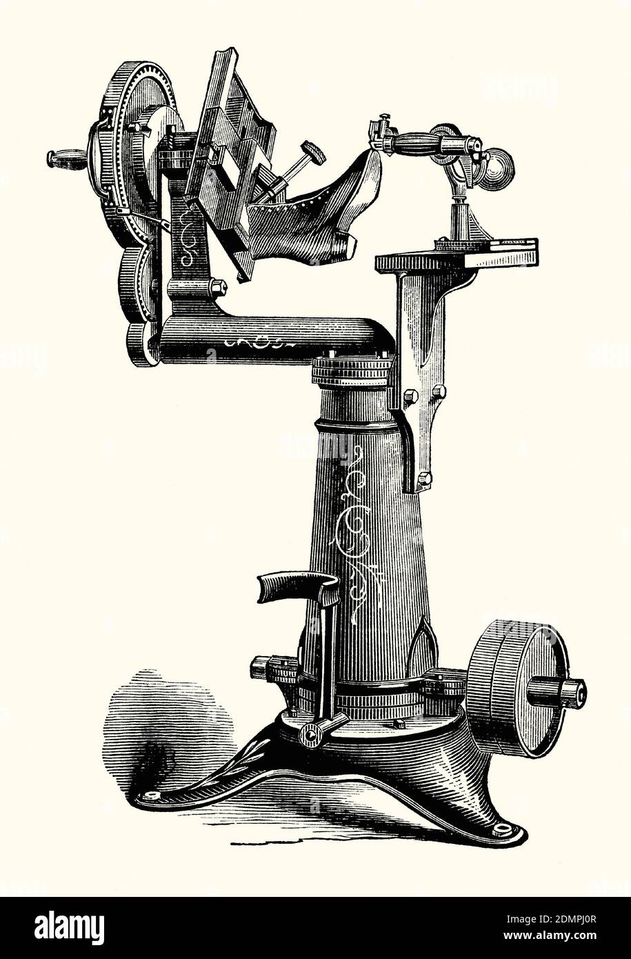 Eine alte Gravur einer Schuh-Schneide-Schneidemaschine aus dem 19. Jahrhundert. Es ist aus einem viktorianischen Maschinenbaubuch der 1880er Jahre. Der Schuh oder Stiefel ist auf einem Wagenheber oder zuletzt montiert. Es wird dann vom Bediener gegen das Schneidemesser geführt, das die überschüssige Sohle schneidet. Die Klinge kann abgewinkelt werden, um der Ledersohle eine abgeschrägte Kante zu verleihen. Stockfoto