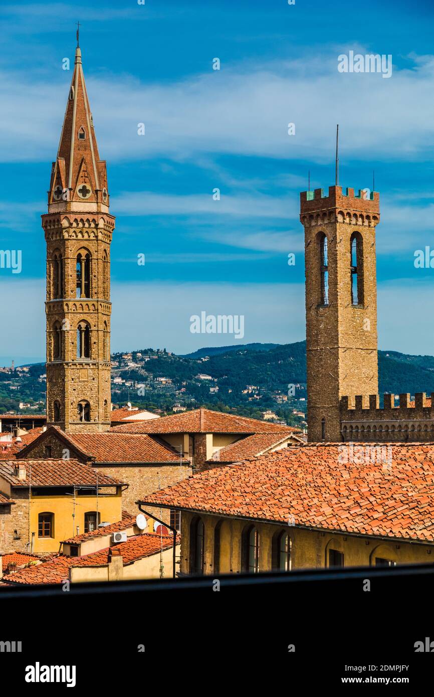Herrliche Aussicht auf den Glockenturm der Badìa Fiorentina und den Turm Volognana des Palazzo del Bargello, der von den Dächern von Florenz... Stockfoto