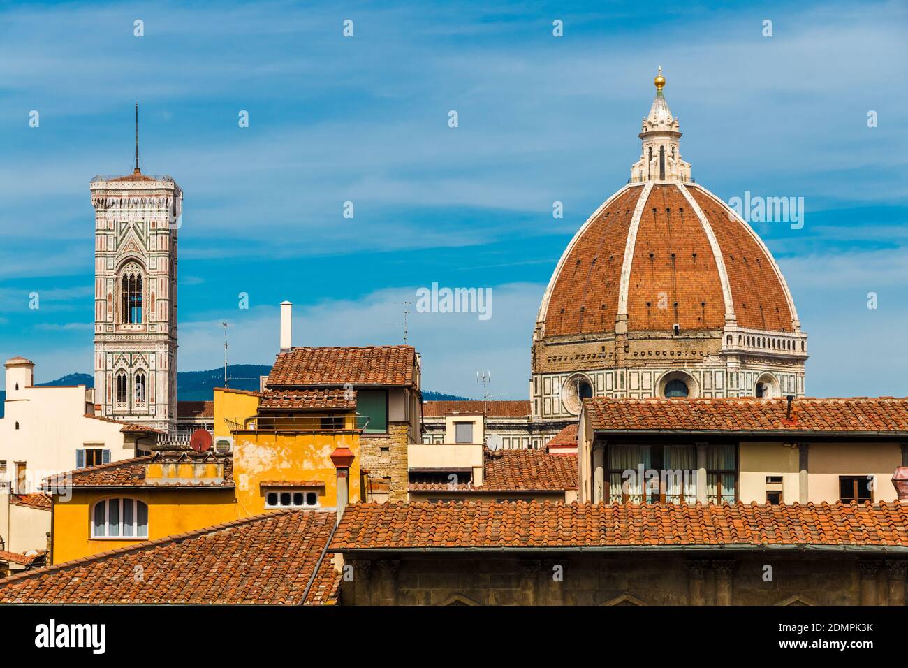 Herrlicher Panoramablick auf Florenz von der Dachterrasse mit der Cattedrale di Santa Maria del Fiore. Die Kuppel mit Kuppel und der freistehende Glockenturm... Stockfoto