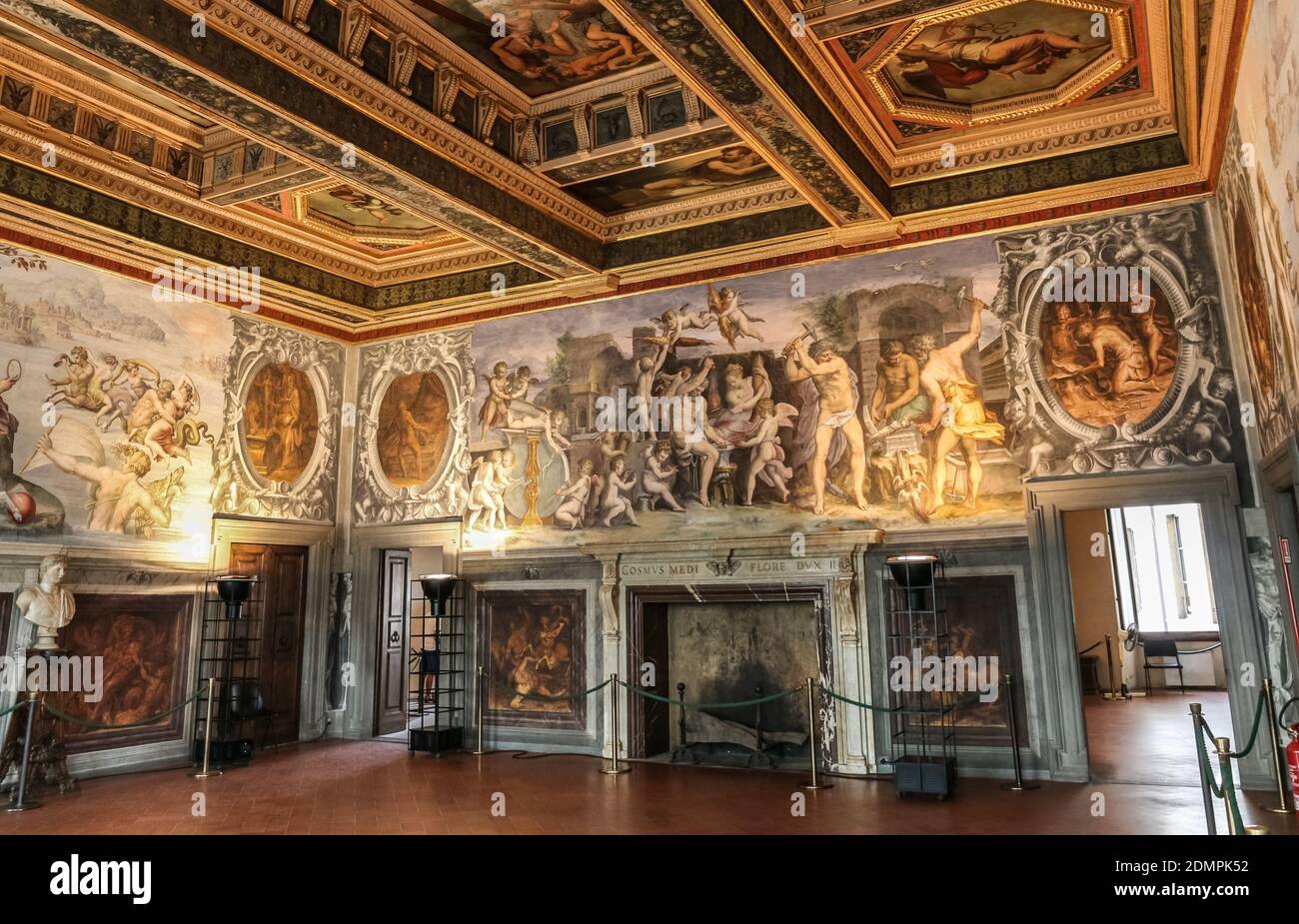 Der Sala degli Elementi (Raum der Elemente) im Palazzo Vecchio. Die allegorischen Fresken an dieser Wand werden von Cristofano Vulcan’s Forge genannt... Stockfoto