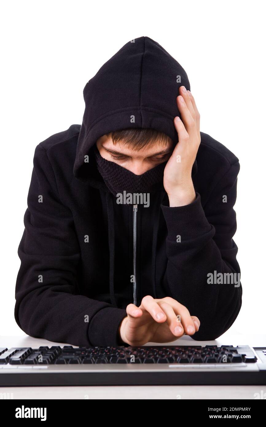 Troubled Hacker mit einer Computertastatur auf dem weißen Hintergrund Stockfoto