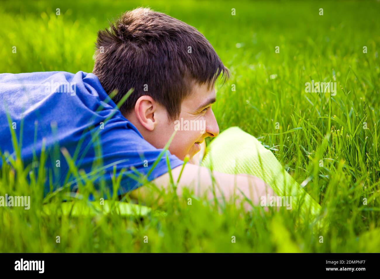 Junger Mann rast auf dem Gras der Sommerwiese Stockfoto
