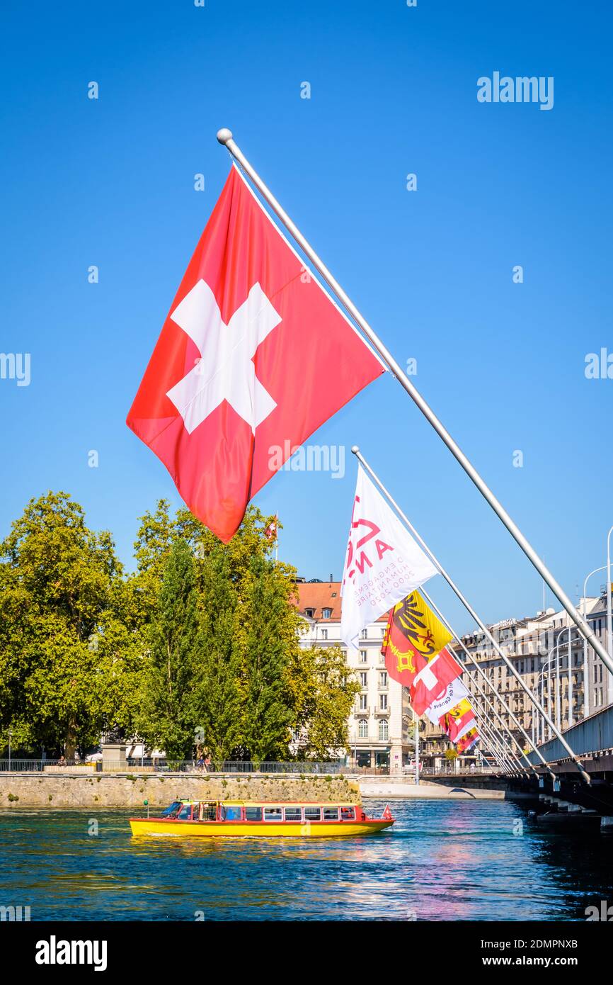 A Mouettes Genevoises Wasserbus und die Schweizer Flagge in Genf. Stockfoto